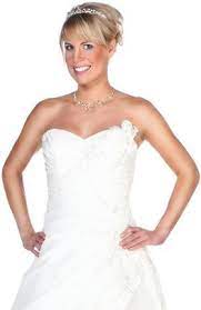 Flechtkranz für die hochzeit ein enger flechtkranz ist deshalb eine besonders schöne frisur für die hochzeit weil er nicht nur verspielt und feminin aussieht sondern auch noch richtig praktisch ist. Hochzeit Haarschmuck Und Kopfschmuck