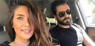 هي صاحبة وجه جميل صُنفت بين أجمل الوجوه في مسابقة ملكة جمال العالم منذ سنوات، أثبتت أيضاً أنها تستحق أن تكون ممثلة بطلة، فالناس أحبت حضورها وموهبتها. Ù…Ø¹ØªØµÙ… Ø§Ù„Ù†Ù‡Ø§Ø± ÙŠÙƒØ´Ù Ø£ÙŠÙ† ØªØ¹ÙŠØ´ Ø²ÙˆØ¬ØªÙ‡ ÙˆÙ‡Ø°Ø§ Ù…Ø§ Ù‚Ø§Ù„Ù‡ Ø¹Ù† ÙØ§Ù„ÙŠØ±ÙŠ