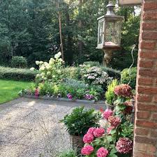 The Golden Hour Have A Nice Evening Everyone Garden Gardenlife Gardendecoration Gardening Flowerpots Plants Flowers Garten Deko Garten Gartenliebe