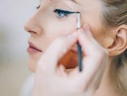 how to apply a natural looking eyeliner