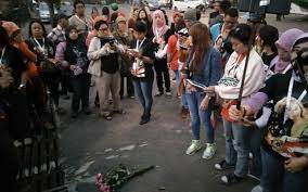 Malam sebelum kecelakaan itu nike ardilla bersama sahabatnya yang sekaligus menjadi manegernya sofiatun wahyuni atau yang biasa dipanggil atun baru saja menghadiri acara pemilihan model. Fans Datangi Lokasi Kecelakaan Nike Ardilla Okezone Celebrity