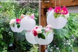 Sommerdeko Im Wintergarten Bzw Auf Der Terrasse Und Ein Diy Fur Lampions Mit Blumen Lampion Garten Lampions Sommerdeko