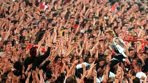 Man lost die instrumnete also schlicht und einfach den bandmitgliedern zu. Die Toten Hosen Die Tragodie Ihres 1000 Konzerts Stern De