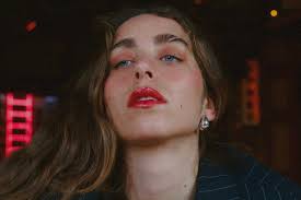 Alba Parreño, la actriz linarense que protagoniza el último videoclip de  Amaral