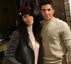 Mihaela rădulescu și felix baumgartner par să se înțeleagă de minune în relația lor, dar, recent, aceștia au făcut un gest care poate însemna despărțirea. Surpriza Anului Cine Este Noul Iubit Al Mihaelei RÄƒdulescu Ce S A Intamplat Cu RelaÈ›ia Ei Cu Celebrul Felix Baumgartner Voxbiz