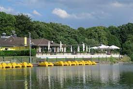 Da der einlass nur für geimpfte, getestete und genesene erlaubt ist, haben wir an unserem seiteneingang eine teststelle. Decksteiner Weiher Fur Familien Wiese See Und Minigolf My City Kids