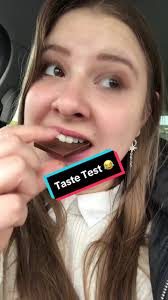 Schmeckt eigentlich ganz okay und besonders, wenn man Vegane alternativ zum  naschen sucht, find ich kann mans echt gut machen 💪🏻 (schoki ist von  moser roth coockie, selbstgekauft) ☺️#vegan #tastetest ...