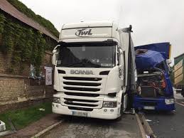 Chaussées séparées se produisant en rase campagne. Accident Entre Deux Poids Lourds Pres D Abbeville La Rd928 Coupee Plusieurs Heures Mis A Jour