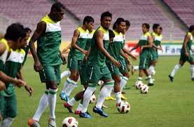 Untuk dapat bermain yang baik dalam permainan sepak bola perlu adanya. Teknik Dasar Sepak Bola Pengertian Sejarah Peraturannya