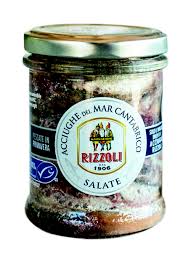 Si dissalano le acciughe salate e si mettono in olio per qualche giorno. Acciughe Salate Del Mar Cantabrico Certificate Msc
