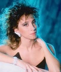 Laura Valente, artista e donna d'ingegno, forte e tenace, ha conosciuto lo  specchio di una vita felice, di uno spazio di paradiso e d'universo; ha  parlato, accolto e vissuto un applauso caldo