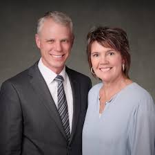 Nuevos presidentes de misión y sus compañeras que servirán en áreas desde  Arizona hasta Tanzania