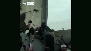 Люди цепляются за самолёты и погибают, срываясь с них в полёте. Y7ylfzkagpzd1m