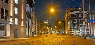 Doorgaans verwijst het naar een tijdspanne tussen zonsondergang en zonsopgang waarin individuen in hun woningen moeten zijn. Burgemeesters Avondklok Met Weinig Uitzonderingen Gemeente Nu