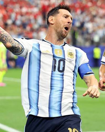 ما يقوم به هذا الرجل إعجازي للغاية 🐐 ليونيل ميسي تكفّل بمفرده بتسجيل  الأهداف الخمسة التي أحرزتها الأرجنتين في أول مباراتين بكأس العالم 🔥🇦🇷  مرعب أنت يا ليو 🥶