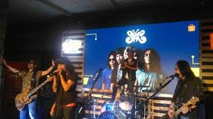 intro f dm a# di gunung tinggi kutemui c f a gadis manis putri paman petani dm a# cantik, menarik, menawan hati c f diana namanya manja sekali dm a# waktu aku mengikat janji c f a ku belikan cincin bermata jeli dm a# tapi apa yang kualami c f paman petani marah ku dibenci chorus f a dm. Chord Kunci Gitar Terlalu Manis Slank Lagu Asyik Buat Gitaran Tribun Solo