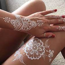 Here is all you need to know about white henna with the beautiful designs that will definitely inspire you to try it. 25 Amazing White Henna Designs Cuded Henna Designs Hand White Henna Tattoo Henna Tattoo Designs