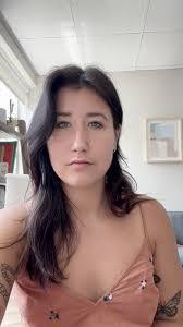 Kerri Barton's Instagram, Twitter & Facebook