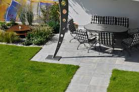 Was kostet es, eine terrasse zu erneuern? Terrassenplatten Auf Rasen Selber Verlegen Tipps Anleitung