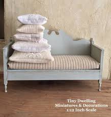 Banc Miniature Gustavian Banc Meubles De Maison De Poupee Gustavian Meubles Miniatures Diy Dollhouse Furniture Miniature Dollhouse Furniture Doll House