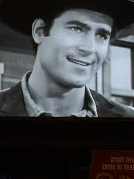 Some pictures from yesterday chase! 🖤📷