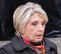 Évelyne Dhéliat fait encore scandale : le salaire colossal de la  présentatrice dévoilé, ses fans sous le choc. Voir le 1er commentaire