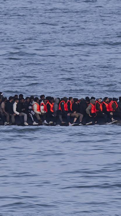 French court jails smugglers over deadly 2022 Channel boat capsize - RFI