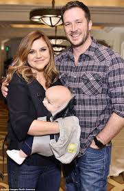 He began modeling at the age of five, then appeared in commercials advertising oreo. Saved By The Bell S Mark Paul Gosselaar And Tiffani Thiessen Reunite Famous Moms Tiffani Thiessen Jessica Alba