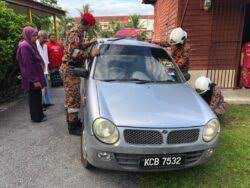 Nenek jadi hero selamatkan cucu. Bomba Selamatkan Kanak Kanak Terperangkap Dalam Kereta Kosmo Digital