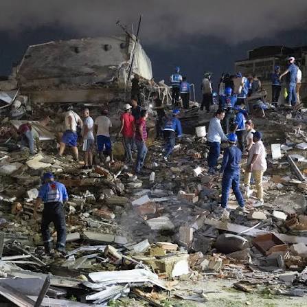 Venezolanos remueven escombros con sus propias manos ante la urgencia de  localizar personas atrapadas. A seis días del doble terremoto devastador,  la ayuda humanitaria internacional apenas comienza a arribar a las regiones