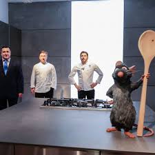 Ni l'opposition de sa famille, ni le fait d'être un rongeur dans une profession qui les déteste ne le démotivent. How To Watch The Tiktok Inspired Ratatouille The Musical