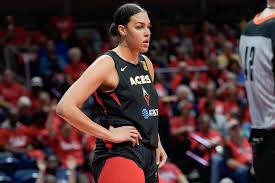 Elizabeth liz cambage (born 18 august 1991) is an australian professional basketball player who plays cambage was born on 18 august 1991 in london to a nigerian father and australian mother. Will Liz Cambage Re Sign With The Aces Belly Up Sports