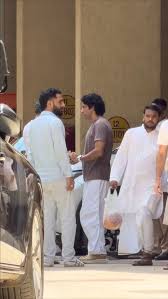 Farhan Akhtar at the funeral of Pahlaj Nihalani 🙏🏻, ., ., .,  #farhanakhtar #celebspotted #pahlajnihalani #funeral #rip