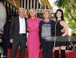 Actress Kaley Cuoco Dad Gary Cuoco Mom Layne Wingate And Sister Skadespelerska