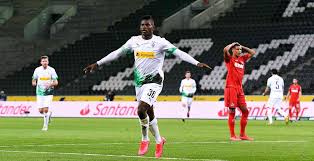 Breel embolo plays as forward for borussia mönchengladbach in bundesliga. Borussia Monchengladbach Embolo Lasst Die Ordner Jubeln