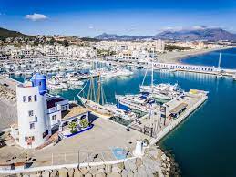 Es el título nobiliario más alto. La Duquesa Marina Registriert Eine Besetzung Der 84 In Den Sommermonaten Marinas Del Mediterraneo Webpage
