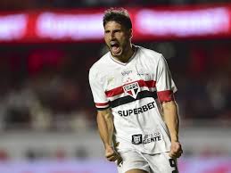 São Paulo estuda negociar renovação de contrato para afastar assédio argentino em Calleri
