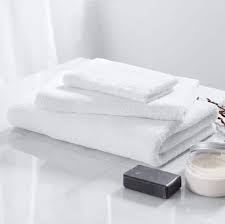 Fold towels deep for deep shelves and fold towels narrow for narrow spaces. How To Fold Bath Towels Like A Hotel Fun And Easy Folding Ideas