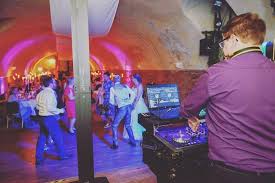 Hochzeits dj lagerfeuer geldgeschenke burg geburtstag deko teelichter kerzen. Hier Im Schloss Edesheim Kann Man Gut Feiern Da Reicht Sogar Ein Kleines Technikpaket Der Gewolbekeller Vers Character Fictional Characters Painting