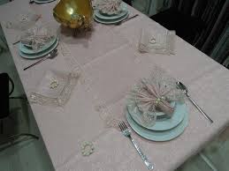 Geçen senelerde olduğu gibi bu sene de kumaş ile birleştirilen. Luks Sofra Takimlari Kdk Masa Ortusu Ve Pecete Takimi Pembe