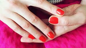 Nagellackflecken vom sofa entfernen ist der nagellackfleck auf einem stoffsofa, nehmen sie mit einem saugfähigen tuch so viel flüssigen nagellack auf wie möglich. Nagellack Giftig Gefahrlich Und Was Muss Man Beachten Welt