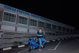 Seperti nomenklatur 'speed' yang nempel pada produk kta permata speed, tentu punya makna bahwa. Medium Shot Ukm Aku Dia Kamera