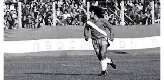 Diego maradona gets inflatable tribute from argentinos juniors the club they call el semillero del mundo (the seedbed of the world) created a giant balloon shaped just like the young maradona. Cuando Maradona No Pudo Jugar Con El Sheffield United Y Se Enojo El Espectador