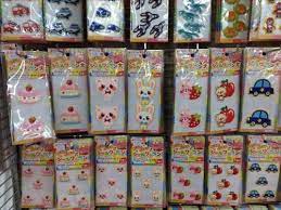100均ダイソー 100円ショップdaiso の入園グッズ 入学準備グッズが充実してるぞ 保育園 幼稚園 小学校用 シールワッペン ネームラベル 名前ラベル ネームテープ ゼッケン 雑巾 手作りバッグなど 名札 ワッペン 幼稚園 名札 ワッペン 手作り