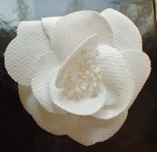 Vintage Chanel White Camellia Tissu Fleur Broche Avec Boite Vendue En Attente Pour Jenny Sur Etsy Vendu Chanel Camellia Flower White Camellia Vintage Chanel