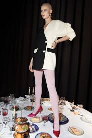 Bij deze kledingverhuurbedrijven wil je dit jaar jouw feestoutfit huren