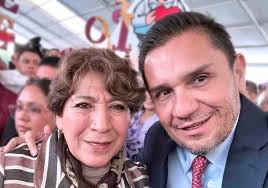 Dos gallinas cacaraquean el mismo huevo en Edomex