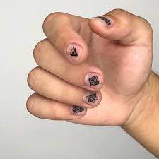 Модные тенденции мужского маникюра в сезоне 2021