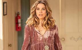 Annie Murphy How Her Life Compares To Her Portrayal Of Alexis Rose Rose Hair Fashion Hair