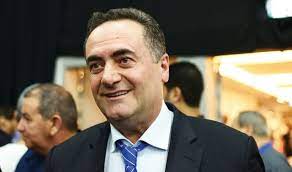 שר האוצר העלה פוסט שבו ביקש להגן על ביצועיו המקצועיים בעקבות תחקיר עובדה ששודר אמש, אבל בחירה אומללה של התמונה הנלוות לפוסט לא ממש סייעה לשיפור התדמית שלו ×™×©×¨××œ ×›×¥ Mens Sunglasses Photojournalist Men